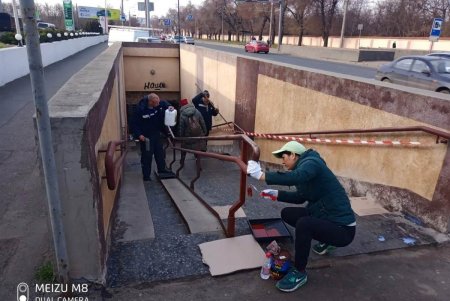 Коммунальщики покрасили подземные переходы возле железнодорожного вокзала и Красного Креста (фото)