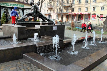 Первого апреля в центре Одессы заработали фонтаны (фоторепортаж)
