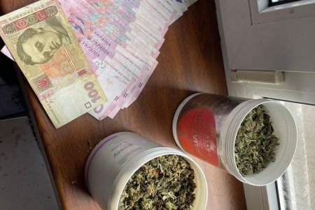 Полицейские задержали преступную группировку за изготовление и сбыт наркотиков на территории Одессы (фото)