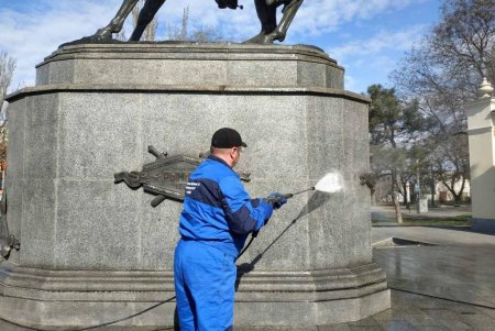 Коммунальщики провели в городе субботник: убирали улицы и дороги, подрезали деревья (фото, видео)