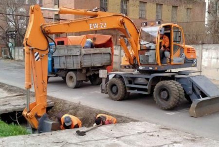 Коммунальщики провели в городе субботник: убирали улицы и дороги, подрезали деревья (фото, видео)
