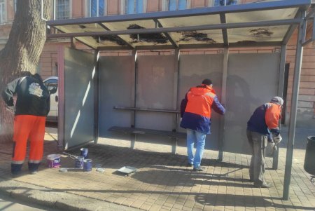 Коммунальщики провели в городе субботник: убирали улицы и дороги, подрезали деревья (фото, видео)