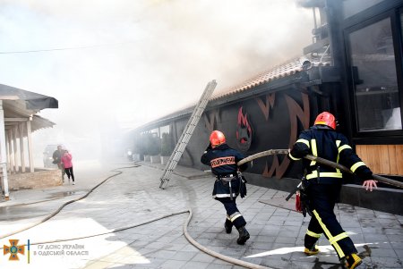В Аркадии горел ресторан: пожарным удалось быстро потушить огонь и сохранить помещение (фото, видео)