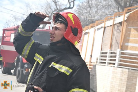 В Аркадии горел ресторан: пожарным удалось быстро потушить огонь и сохранить помещение (фото, видео)