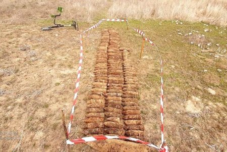 В Одесском районе прямо на сельской улице обнаружено около полутора сотен артснарядов (фото, видео) 