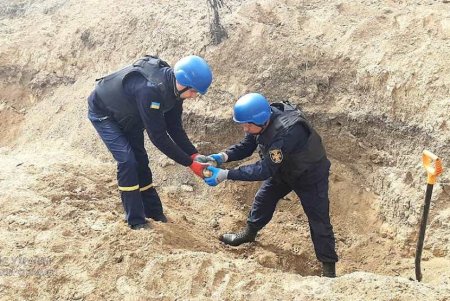 В Одесском районе прямо на сельской улице обнаружено около полутора сотен артснарядов (фото, видео) 