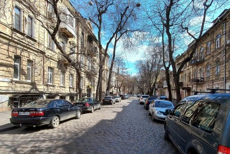 Хотя улицы Одессы выглядят мирно, но в воздухе ощущается тревога (фоторепортаж) 