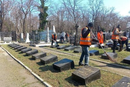 Коммунальные службы приводят в порядок после зимы мемориальные комплексы Одессы (фото)