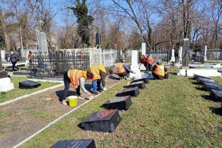 Коммунальные службы приводят в порядок после зимы мемориальные комплексы Одессы (фото)