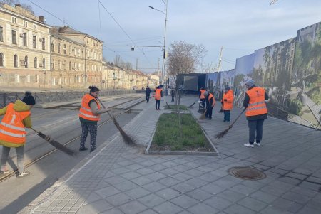 Сотрудники коммунальных служб провели в Одессе весенний субботник (фото)