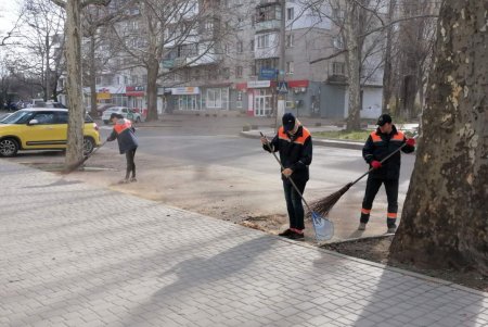 Сотрудники коммунальных служб провели в Одессе весенний субботник (фото)