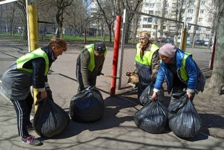 Сотрудники коммунальных служб провели в Одессе весенний субботник (фото)