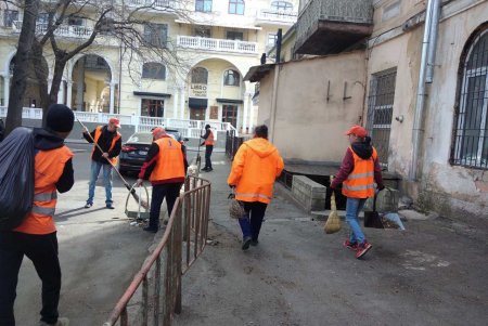 Сотрудники коммунальных служб провели в Одессе весенний субботник (фото)