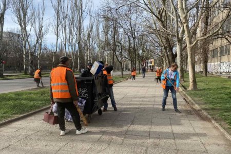 Сотрудники коммунальных служб провели в Одессе весенний субботник (фото)