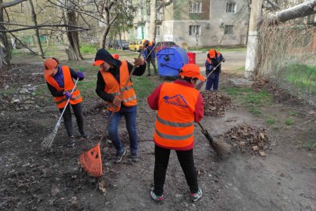 Сотрудники коммунальных служб провели в Одессе весенний субботник (фото)