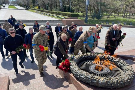 Депутаты Одесского городского совета и ветераны возложили цветы к памятнику Неизвестному Матросу и обелиску «Крылья Победы» (фото)