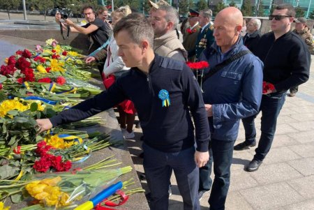 Депутаты Одесского городского совета и ветераны возложили цветы к памятнику Неизвестному Матросу и обелиску «Крылья Победы» (фото)