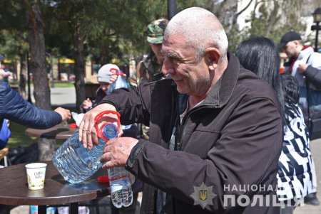 В Одессе полицейские и волонтеры помогали людям, прибывавшим в город во время усиленного комендантского часа (фото, видео)