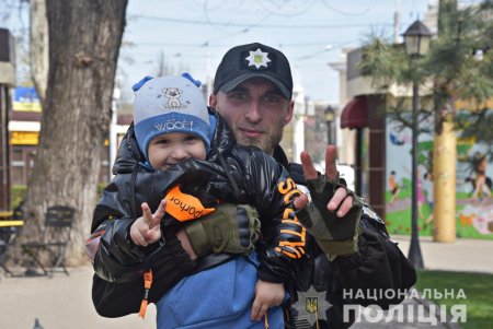 В Одессе полицейские и волонтеры помогали людям, прибывавшим в город во время усиленного комендантского часа (фото, видео)