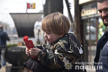 В Одессе полицейские и волонтеры помогали людям, прибывавшим в город во время усиленного комендантского часа (фото, видео)