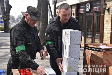 В Одессе полицейские и волонтеры помогали людям, прибывавшим в город во время усиленного комендантского часа (фото, видео)