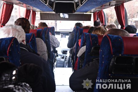 В Одессе полицейские и волонтеры помогали людям, прибывавшим в город во время усиленного комендантского часа (фото, видео)
