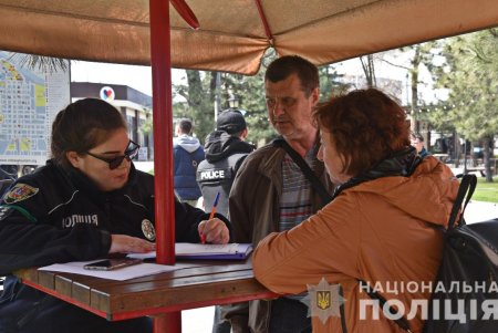В Одессе полицейские и волонтеры помогали людям, прибывавшим в город во время усиленного комендантского часа (фото, видео)