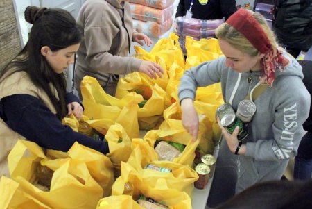 Малиновская райадминистрация совместно с благотворительным фондом «Добрый Самарянин» оказывают гуманитарную помощь нуждающимся (фоторепортаж) 