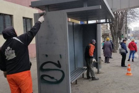 В Одессе вандалы повредили более 17 остановок (фото)