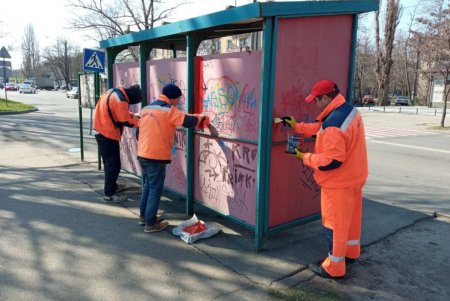 В Одессе вандалы повредили более 17 остановок (фото)