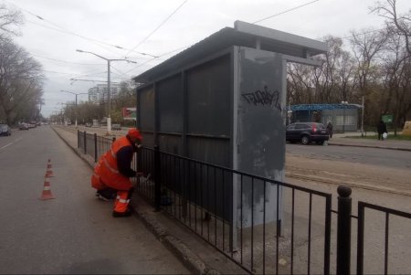 В Одессе вандалы повредили более 17 остановок (фото)