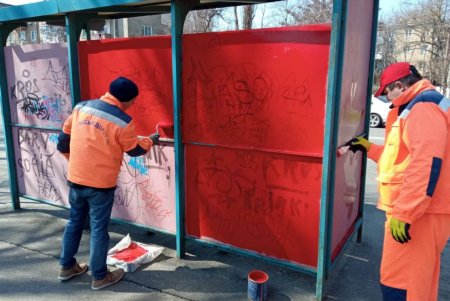 В Одессе вандалы повредили более 17 остановок (фото)