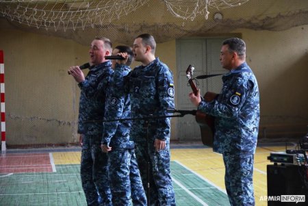 «Ой у лузі червона калина»: военные музыканты ВМС подняли боевой дух курсантам Одесской морской академии (фото)