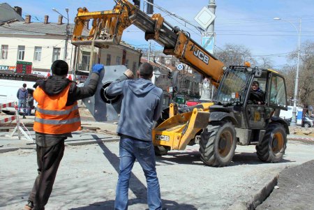 На перекрестке Преображенской и Пантелеймоновской возобновились ремонтные работы (фоторепортаж)