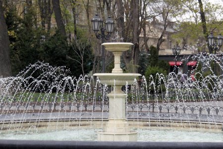 Дерибасовская без противотанковых ежей и работающий фонтан в Городском саду (фоторепортаж) 
