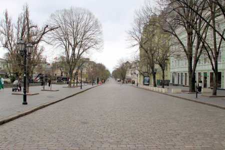 Дерибасовская без противотанковых ежей и работающий фонтан в Городском саду (фоторепортаж) 