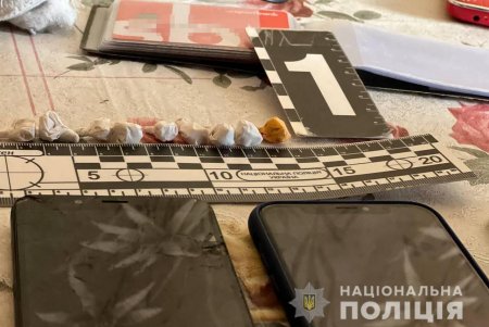 В Суворовском районе Одессы полицейские задержали девушку, торговавшую наркотиками (фото, видео)