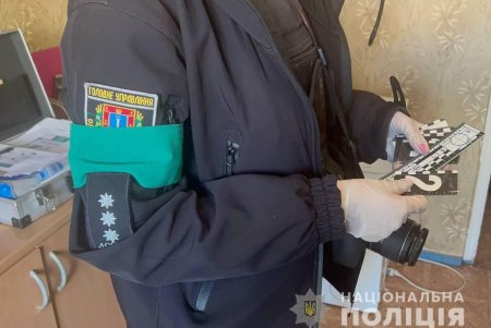 В Суворовском районе Одессы полицейские задержали девушку, торговавшую наркотиками (фото, видео)