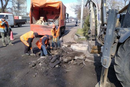 Ежедневно почти 400 коммунальщиков поддерживают чистоту на улицах и магистралях Одессы (фото)