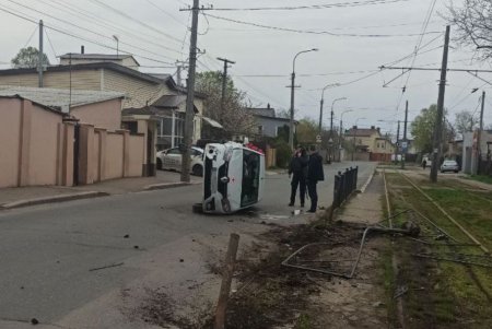 На Фонтанской дороге перевернулся автомобиль: водитель не пострадал (фото)