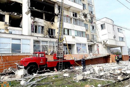 ГСЧС Украины в Одесской области: пожар в многоэтажке, произошедший в результате вражеских обстрелов, ликвидирован (фото, видео)