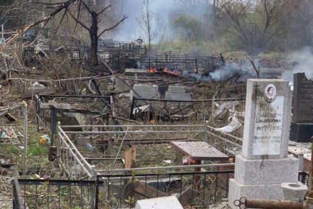 Ракетный обстрел Одессы: один из обломков упал на территорию городского кладбища (фото, видео)