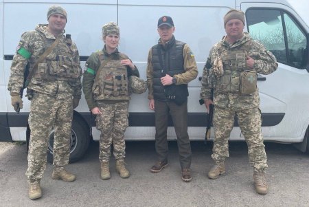 Мэр Одессы побывал на передовой в Николаевской области и передал военным паски (фото)