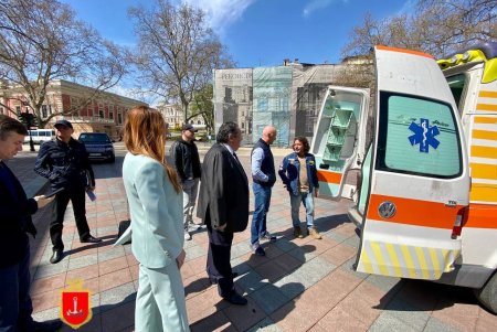 Город-побратим Генуя передал Одессе две кареты скорой помощи с медицинским оборудованием (фото)