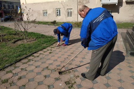 В Одессе коммунальщики обновили памятники жертвам Чернобыльской катастрофы (фото)