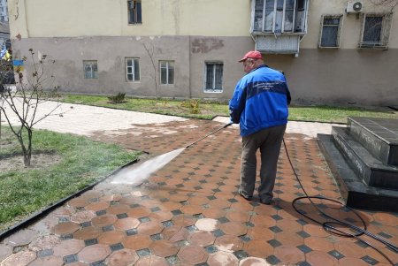 В Одессе коммунальщики обновили памятники жертвам Чернобыльской катастрофы (фото)