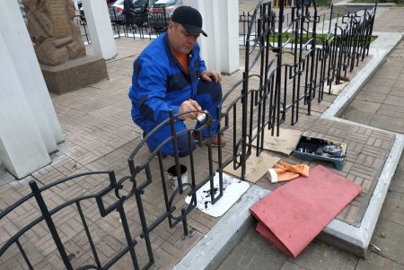 В Одессе коммунальщики обновили памятники жертвам Чернобыльской катастрофы (фото)