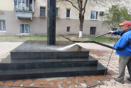 В Одессе коммунальщики обновили памятники жертвам Чернобыльской катастрофы (фото)
