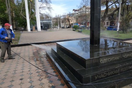 В Одессе коммунальщики обновили памятники жертвам Чернобыльской катастрофы (фото)