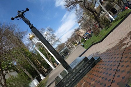 В Одессе коммунальщики обновили памятники жертвам Чернобыльской катастрофы (фото)